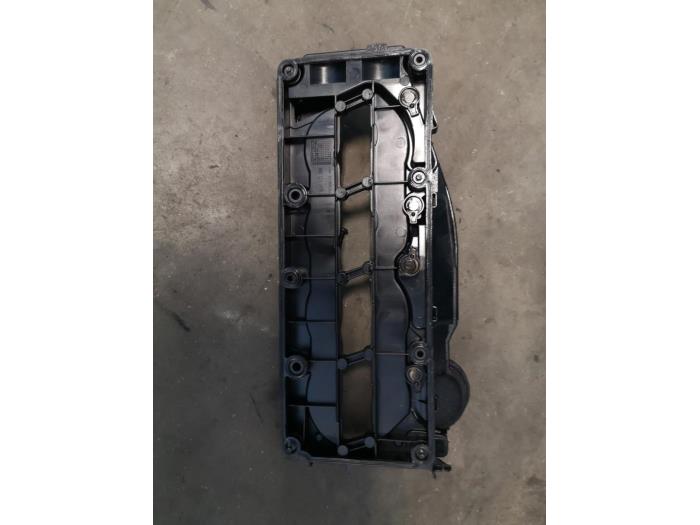 Ventildeckel van een Audi A4 Avant (B8) 2.0 TDI 16V 2010