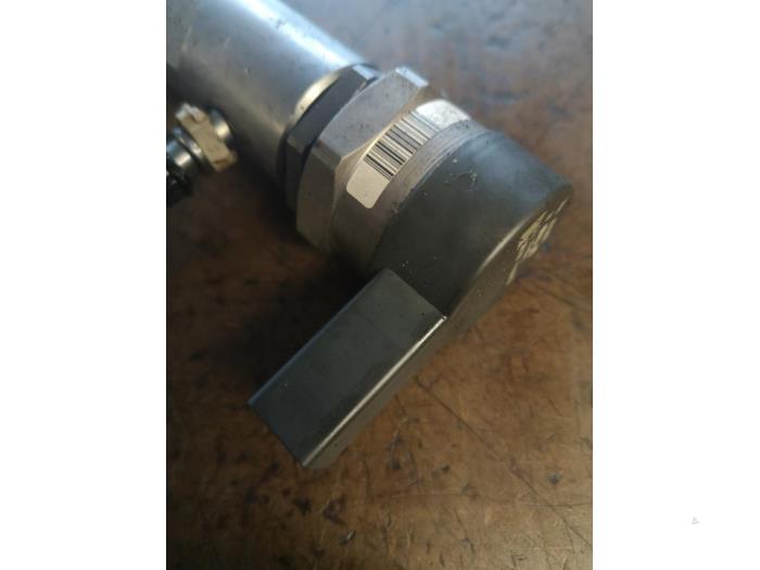 Fuel injector nozzle from a BMW 1 serie (E87/87N) 118d 16V 2007
