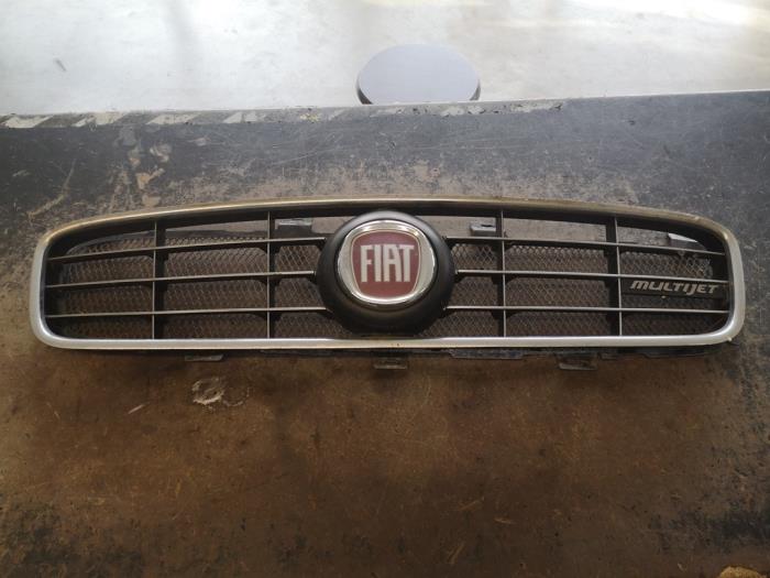 Używane Grill Fiat Croma (194) 1.9 D Multijet 16V Cena na żądanie oferowane przez Bongers Auto-Onderdelen Zeeland