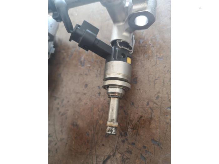 Injector (petrol injection) from a Mercedes-Benz SLK (R172) 1.8 200 16V BlueEFFICIENCY 2013
