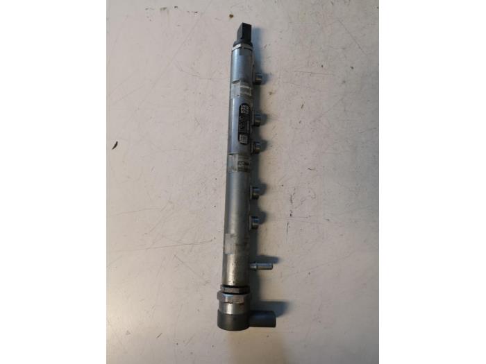 Fuel injector nozzle from a BMW 1 serie (E87/87N) 116d 16V 2010
