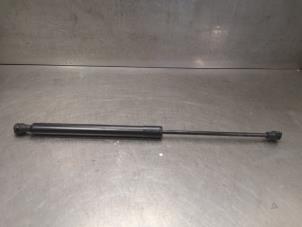 Used Rear gas strut, right Renault Captur (2R) 0.9 Energy TCE 12V Price on request offered by Bongers Auto-Onderdelen Zeeland