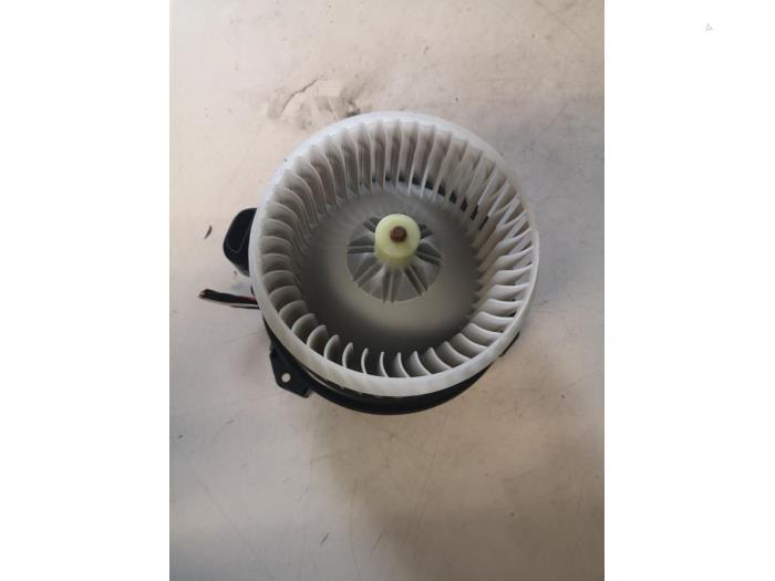 Motor de ventilador de calefactor de un Toyota Yaris III (P13) 1.5 16V Hybrid 2018