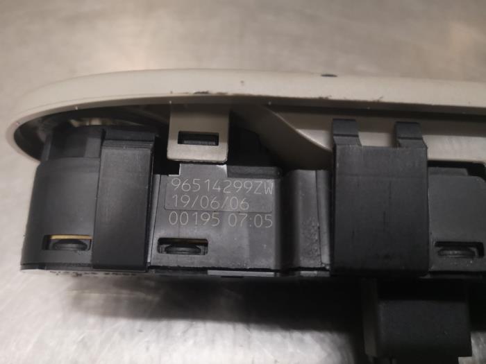 Electric window switch from a Citroën C5 II Berline (RC) 2.0 HDiF 16V 2006