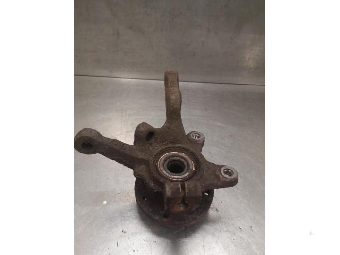 Knuckle, front left from a Renault Clio II (BB/CB) 1.2 2003