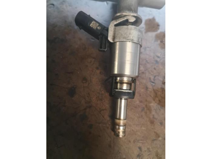 Injector (petrol injection) from a Seat Leon 2012