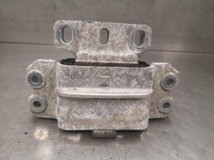 Engine mount from a Volkswagen Golf Plus (5M1/1KP) 1.9 TDI 90 2008