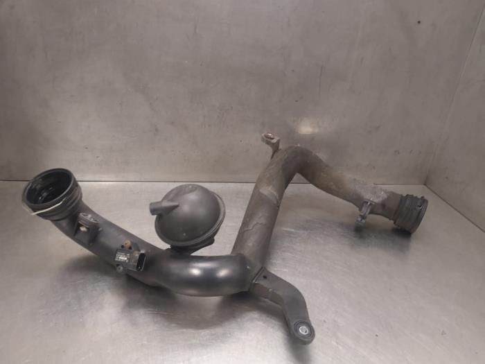 Turbo pipe from a Volkswagen Golf Plus (5M1/1KP) 1.9 TDI 90 2008