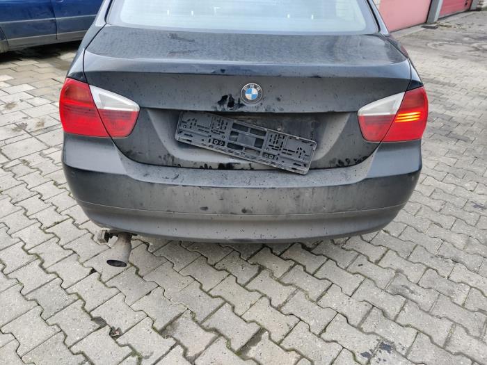 Stoßstange hinten van een BMW 3 serie (E90) 318d 16V 2005