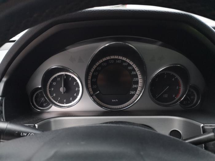 Cuentakilómetros de un Mercedes-Benz E (W212) E-350 CDI BlueEfficiency V6 24V 4-Matic 2010