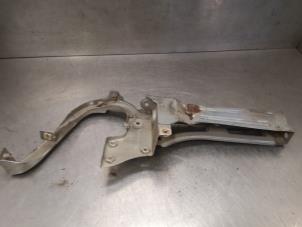 Used Front bumper bracket, right Alfa Romeo GT (937) 2.0 JTS 16V Price on request offered by Bongers Auto-Onderdelen Zeeland
