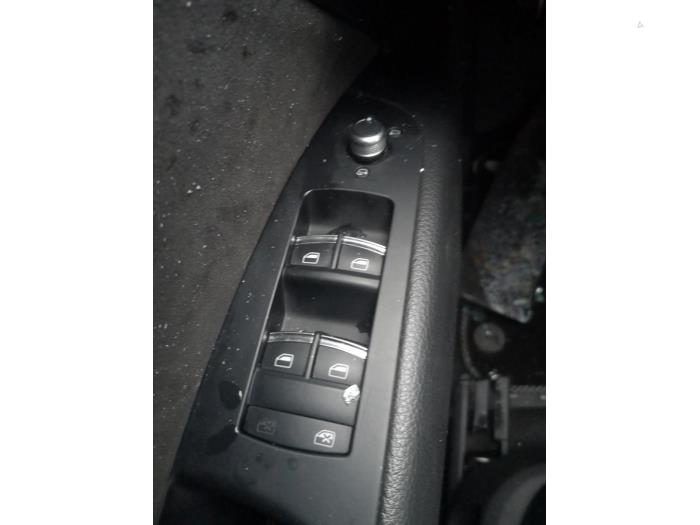 Interruptor de ventanilla eléctrica de un Audi Q7 (4LB) 3.0 TDI V6 24V Clean Diesel 2013