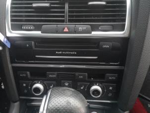 Used Radio Audi Q7 (4LB) 3.0 TDI V6 24V Clean Diesel Price on request offered by Bongers Auto-Onderdelen Zeeland