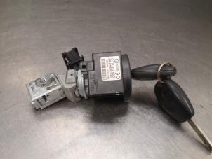 Used Ignition lock + key Renault Clio III (SR) 1.2 16V 75 Price on request offered by Bongers Auto-Onderdelen Zeeland