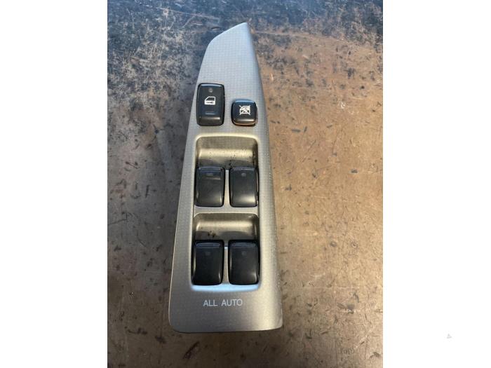 Electric window switch from a Toyota Corolla Verso (E12) 1.8 16V VVT-i 2003