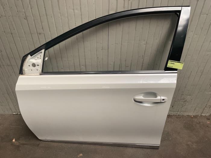 Door 4-door, front left from a Toyota Auris Touring Sports (E18) 1.8 16V Hybrid 2018