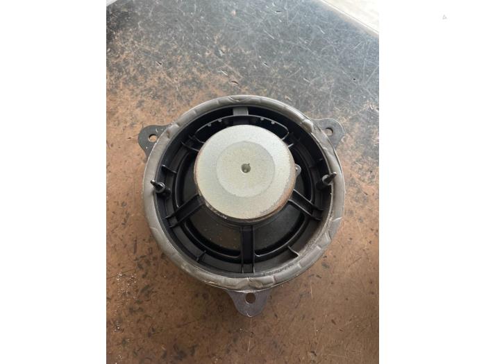 Speaker from a Renault Megane IV Estate (RFBK) 1.3 TCE 115 16V 2019