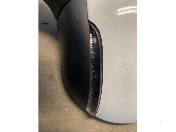 Außenspiegel links van een Renault Clio IV (5R) 0.9 Energy TCE 75 12V 2018