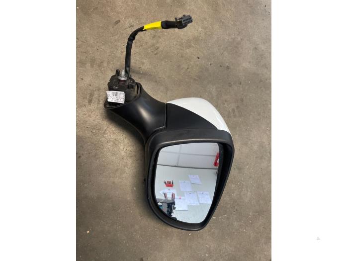 Außenspiegel rechts van een Renault Clio IV (5R) 0.9 Energy TCE 75 12V 2018
