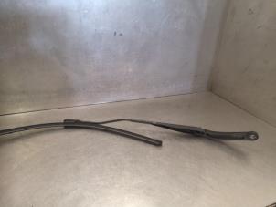 Used Front wiper arm Renault Captur (2R) 0.9 Energy TCE 12V Price on request offered by Bongers Auto-Onderdelen Zeeland