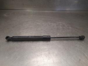 Used Bonnet gas strut, right Renault Captur (2R) 0.9 Energy TCE 12V Price on request offered by Bongers Auto-Onderdelen Zeeland
