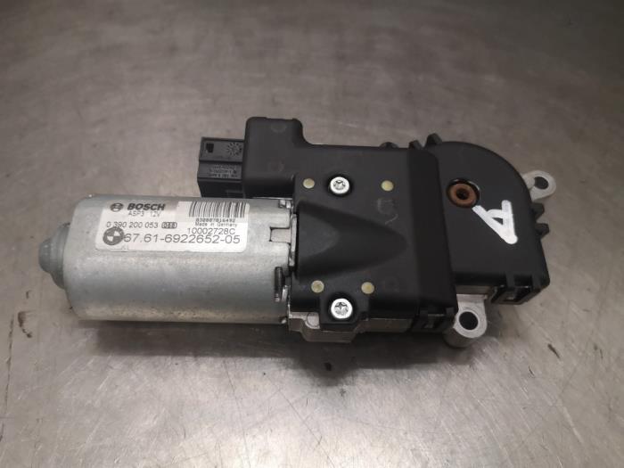 Sunroof motor from a BMW 3 serie Touring (E91) 320i 16V 2007
