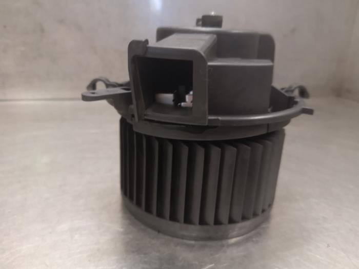 Heating and ventilation fan motor from a Fiat Ducato (250) 2.3 D 150 Multijet 2017