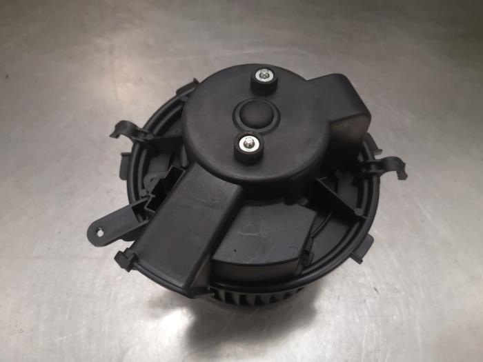 Heating and ventilation fan motor from a Fiat Ducato (250) 2.3 D 150 Multijet 2017