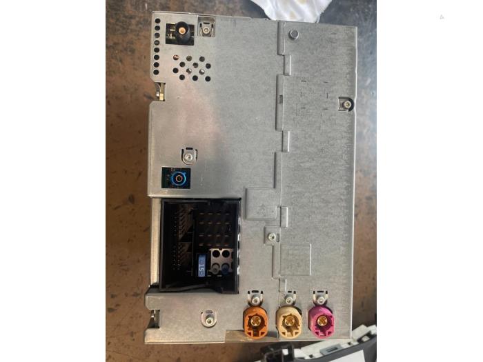 Radio from a BMW 5 serie (F10) 523i 24V 2010