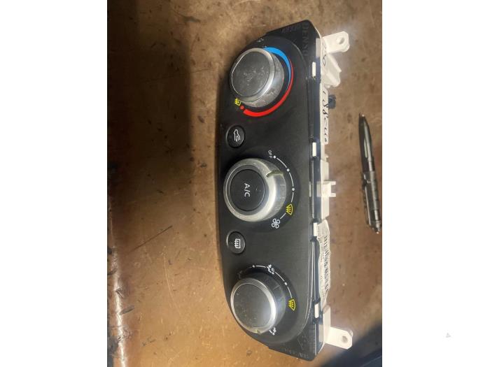 Heater control panel from a Renault Clio IV (5R) 0.9 Energy TCE 90 12V 2016