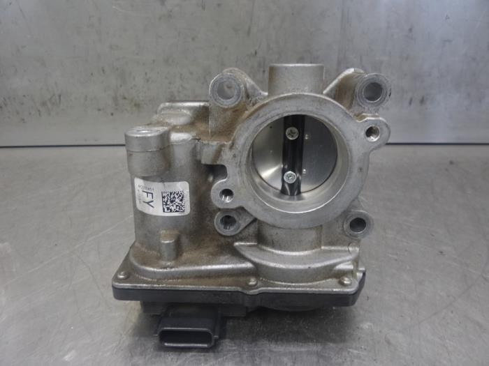 Throttle body from a Renault Captur (2R) 0.9 Energy TCE 12V 2015