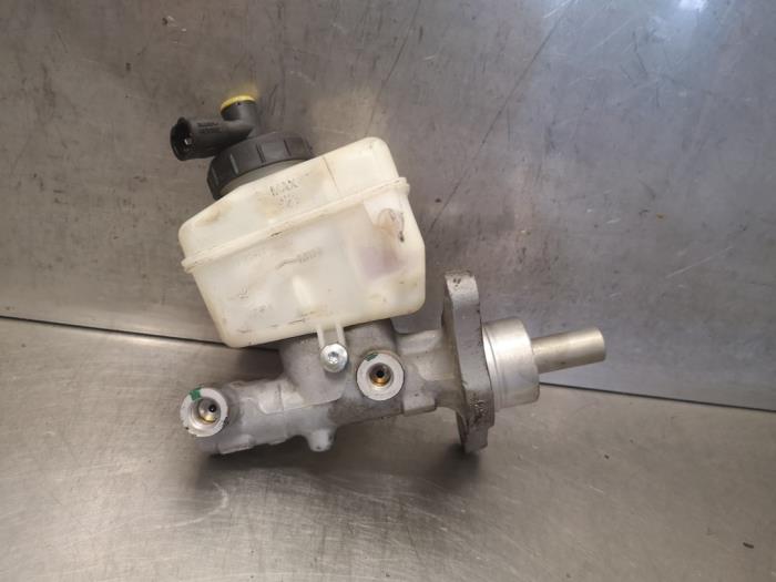Used Master cylinder Dacia Sandero I (BS) 1.2 16V Price on request offered by Bongers Auto-Onderdelen Zeeland
