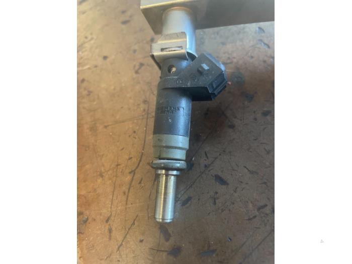 Injector (petrol injection) from a BMW 3 serie (E90) 320i 16V 2006