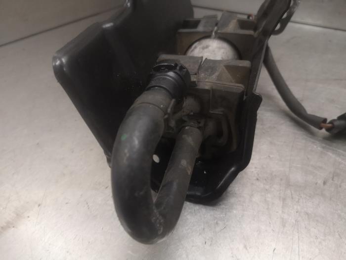 Bomba eléctrica de combustible de un Volkswagen Transporter T5 2.0 BiTDI DRF 2014
