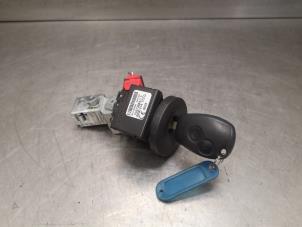Used Ignition lock + key Renault Clio III (BR/CR) 1.5 dCi 75 FAP Price on request offered by Bongers Auto-Onderdelen Zeeland