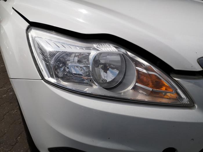 Używane Reflektor prawy Ford Focus 2 1.6 16V Cena na żądanie oferowane przez Bongers Auto-Onderdelen Zeeland