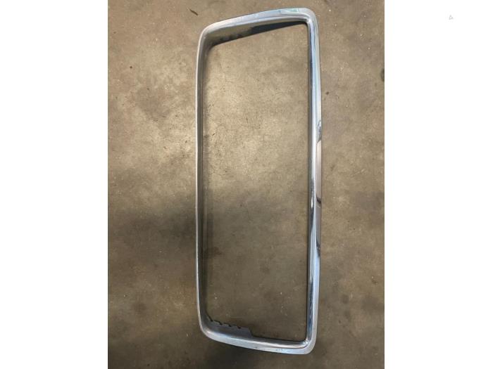 Front bumper strip, central from a Toyota Avensis Wagon (T27) 2.2 16V D-4D-F 150 2011
