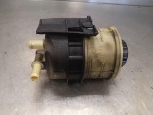 Used Power steering fluid reservoir Renault Trafic New (FL) 2.0 dCi 16V 115 Price on request offered by Bongers Auto-Onderdelen Zeeland