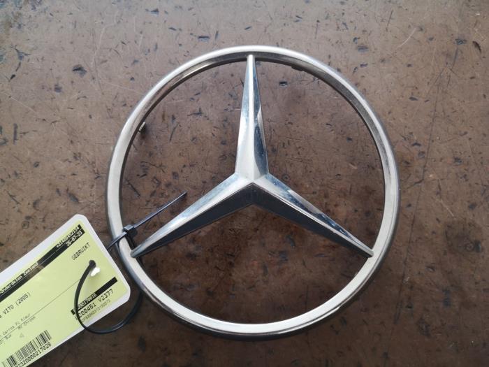 Używane Emblemat Mercedes Vito (639.6) 2.2 109 CDI 16V Cena na żądanie oferowane przez Bongers Auto-Onderdelen Zeeland