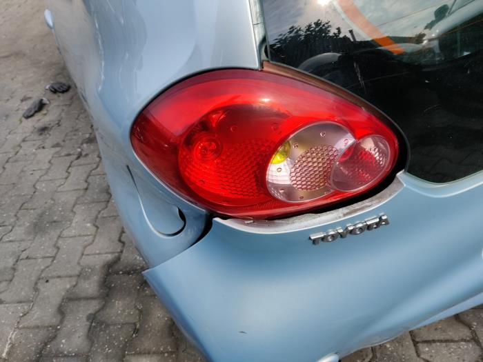 Luz trasera izquierda de un Toyota Aygo (B10) 1.0 12V VVT-i 2005