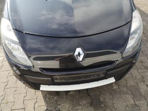 Used Front bumper Renault Clio III (BR/CR) 1.5 dCi 105 Price on request offered by Bongers Auto-Onderdelen Zeeland