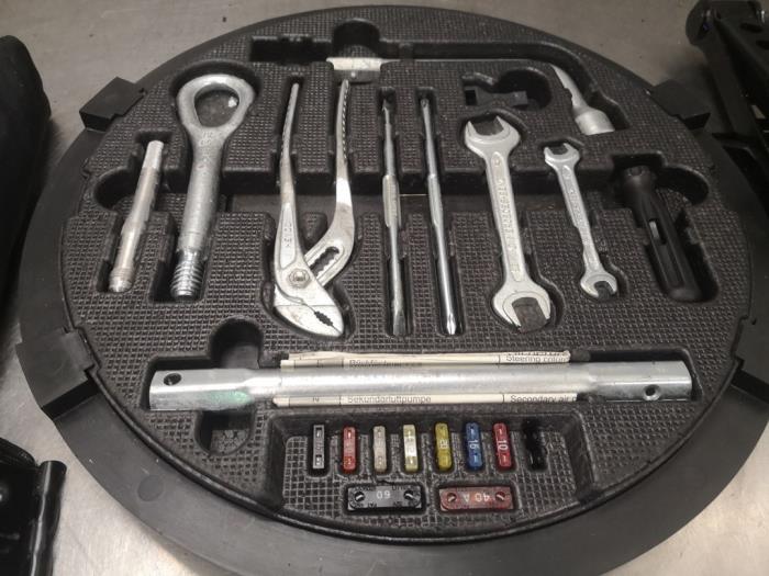 Tool set from a Mercedes-Benz S (W220) 3.2 S-320 18V 1999