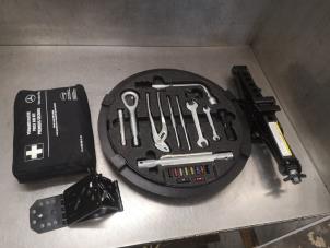 Used Tool set Mercedes S (W220) 3.2 S-320 18V Price on request offered by Bongers Auto-Onderdelen Zeeland