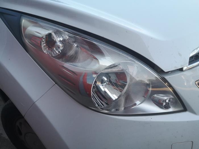 Reflektor prawy z Chevrolet Spark (M300) 1.0 16V 2011