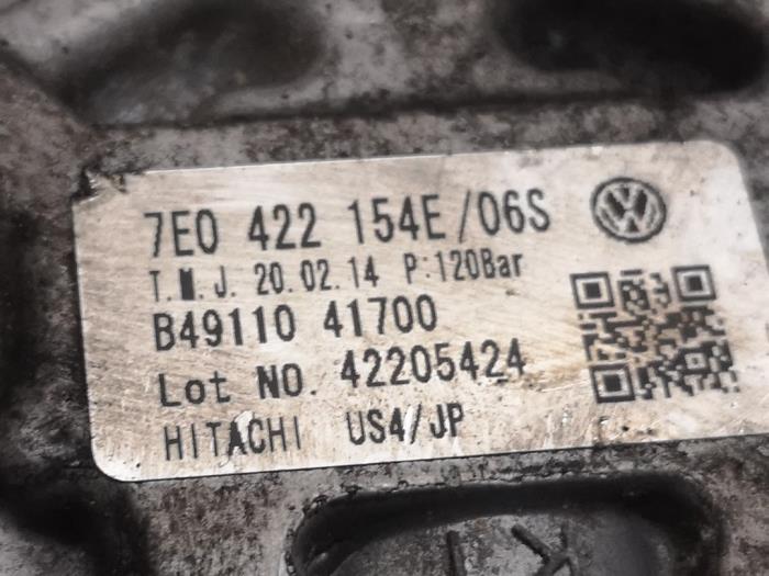 Power steering pump from a Volkswagen Multivan T5 (7E/7HC/7HF/7HM) 2.0 BiTDI DRF 2014