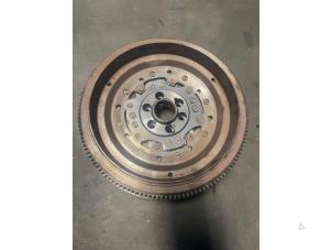 Used Dual mass flywheel Volkswagen Multivan T5 (7E/7HC/7HF/7HM) 2.0 BiTDI DRF Price on request offered by Bongers Auto-Onderdelen Zeeland