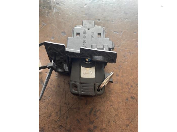 Ignition lock + key from a BMW 3 serie Touring (E91) 320d 16V 2008