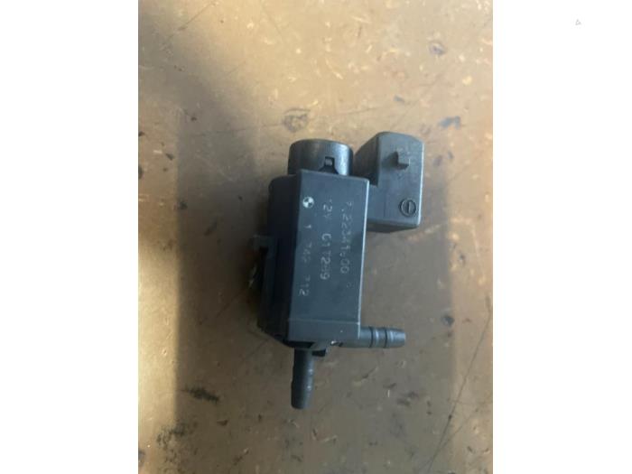 Vacuum valve from a BMW 3 serie Compact (E46/5) 320td 16V 2002