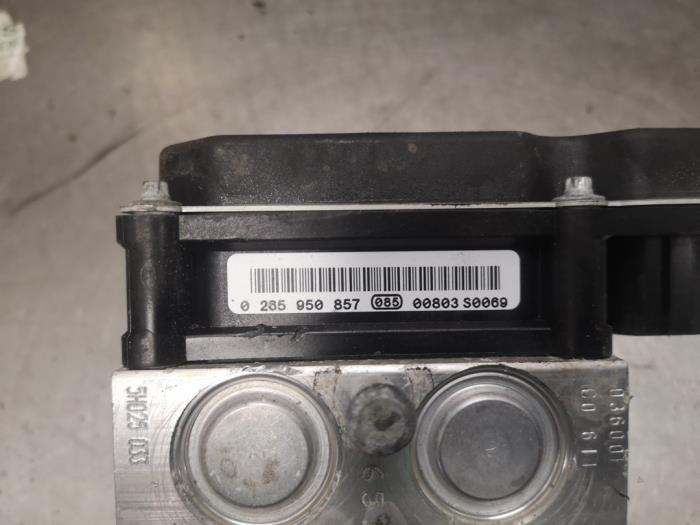 Bloc ABS d'un Audi A6 Avant (C6) 2.7 TDI V6 24V 2008