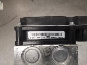 Bloc ABS d'un Audi A6 Avant (C6) 2.7 TDI V6 24V 2008